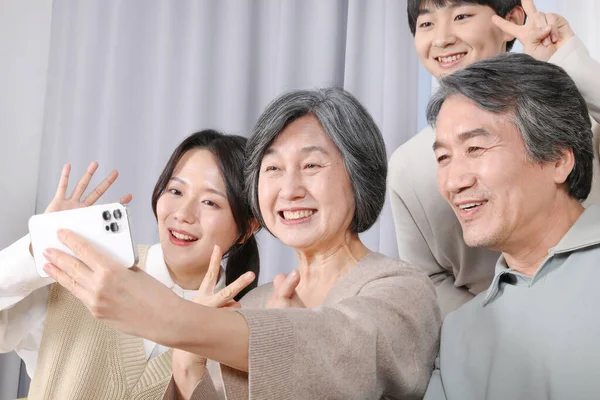 Asiático Coreano Família Tomando Selfie — Fotografia de Stock