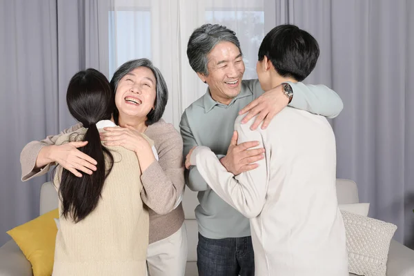 Азиатские Корейские Семьи Обнимаются — стоковое фото