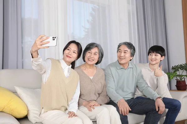 Asian Korean Family Taking Selfie — Fotografia de Stock