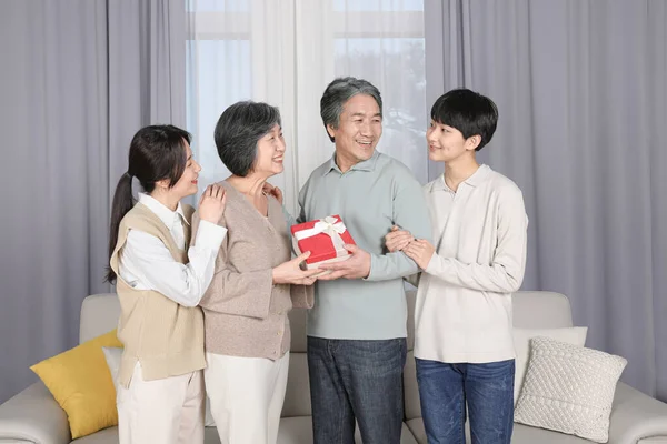 Asian Korean Family Giving Gift — Fotografia de Stock