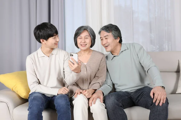 Asian Korean Family Grandchildren Who Teach Smartphone Grandparents — Fotografia de Stock