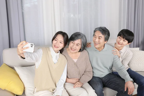Azji Koreański Rodzina Biorąc Selfie — Zdjęcie stockowe