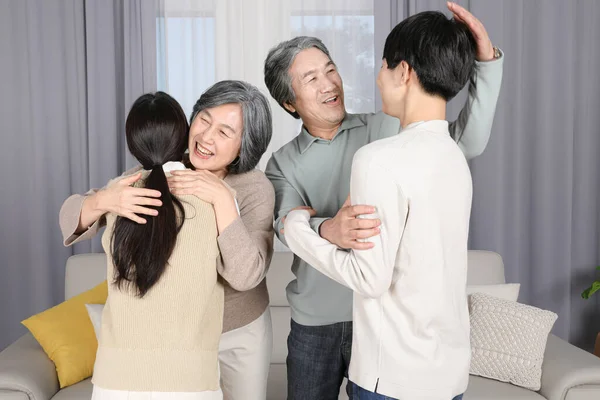 Asiático Coreano Família Abraço — Fotografia de Stock