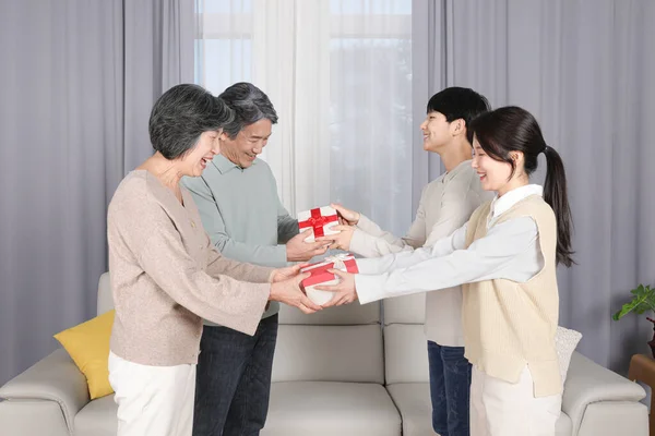 Asian Korean Family_Giving Gift — ストック写真