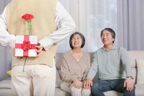 Asian Korean Family Carnation Gift Box Grandparents — Fotografia de Stock