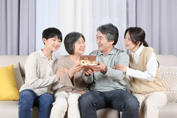 祖父母 孫によるアジア系韓国人家族_家モデル — ストック写真