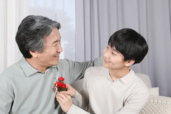 Família Coreana Asiática Netos Dando Cravos Aos Avós — Fotografia de Stock