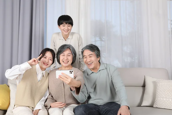 Ασιατική Κορεατική Οικογένεια Λήψη Selfie — Φωτογραφία Αρχείου