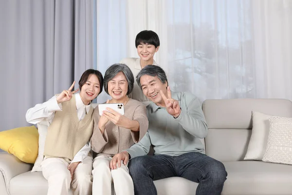 Asian Korean Family_Taking Selfie — Fotografia de Stock