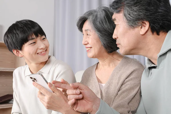 Família Coreana Asiática Netos Que Ensinam Smartphone Para Avós — Fotografia de Stock