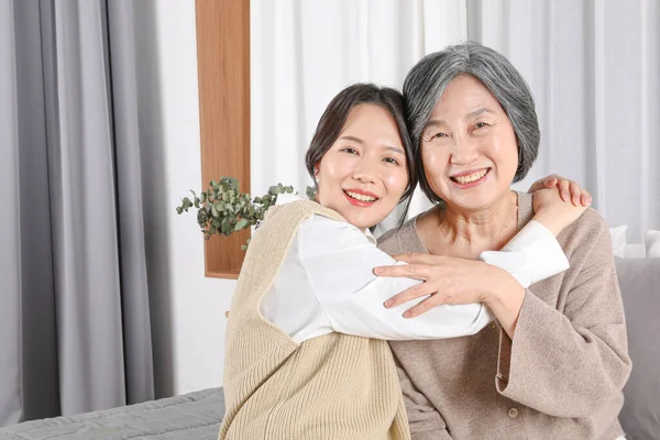 Ασιατική Κορεάτικη Οικογένεια Γιαγιά Και Εγγόνι Αγκαλιάζονται — Φωτογραφία Αρχείου