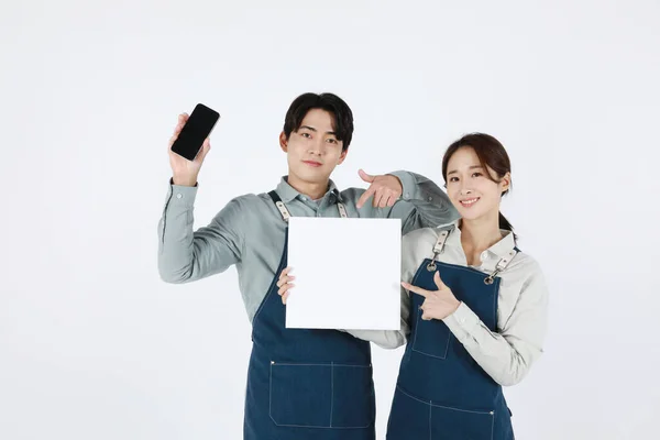 启动概念亚洲韩国青年男女手持智能手机和仪表板 — 图库照片