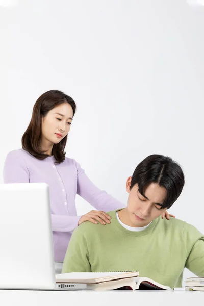 Trabajo Entrevista Asiático Coreano Joven Mujer Consolando Frustrado Joven Hombre —  Fotos de Stock