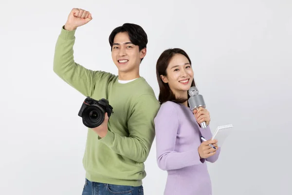 工作面试亚洲裔韩国人年轻男女手持照相机和话筒 — 图库照片
