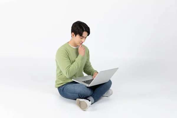 Job Interview Asian Korean Smiling Young Man Looking Laptop — Fotografia de Stock