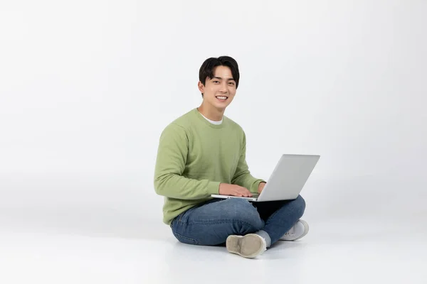 Emprego Entrevista Asiático Coreano Sorrindo Jovem Homem Olhando Para Laptop — Fotografia de Stock