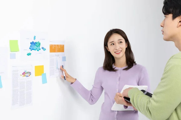 Jobbintervju Förberedelse Asiatisk Koreansk Ung Kvinna Och Man Förbereder Presentation — Stockfoto