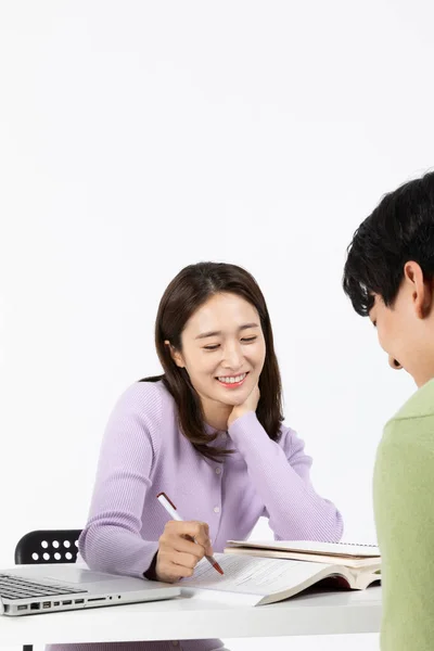 Job Interview Voorbereiding Aziatische Koreaanse Jonge Vrouw Man Leren Elkaar — Stockfoto