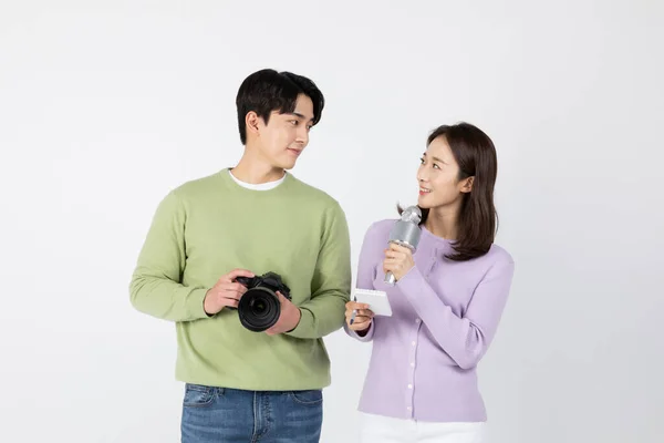 职业面试准备亚洲裔韩国青年男女 手持相机和话筒 — 图库照片