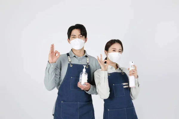 Asiático Coreano Jovem Homem Mulher Startup Conceito Segurando Desinfetante Fazendo — Fotografia de Stock