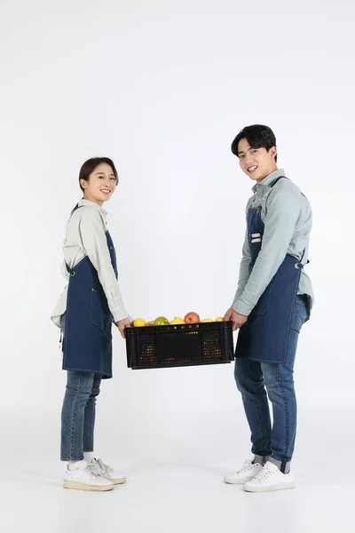 Asiático Coreano Jovem Homem Mulher Startup Conceito Carregando Bagagem Juntos — Fotografia de Stock