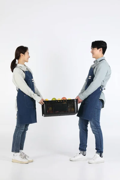 亚洲韩国青年男女携载行李创业概念 — 图库照片
