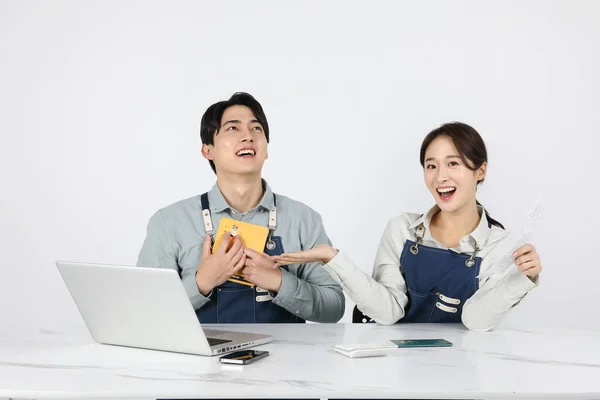 Ázsiai Koreai Fiatal Férfi Startup Koncepció Öröm Miközben Nézi Bankkönyvek — Stock Fotó