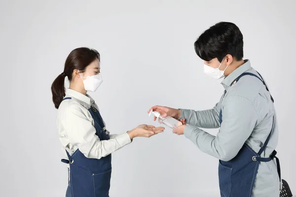 Azji Koreański Młody Mężczyzna Kobieta Startup Koncepcja Odkażania Ich Ręce — Zdjęcie stockowe