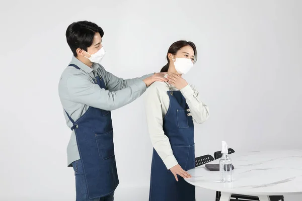 Asiático Coreano Jovem Homem Mulher Startup Conceito Jovem Homem Dando — Fotografia de Stock