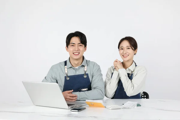 Asiatiska Koreanska Ung Man Och Kvinna Start Koncept Skrattar — Stockfoto