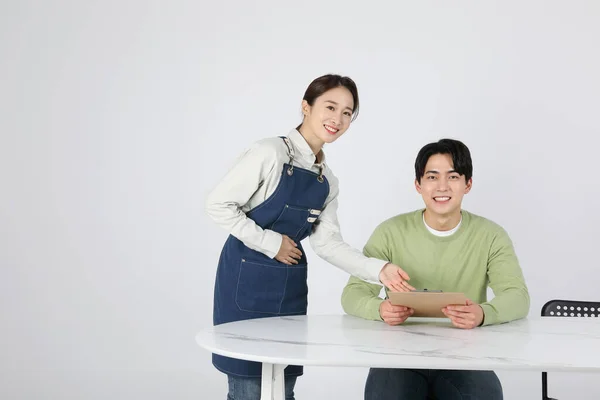 アジア韓国の若者と女性のスタートアップのコンセプト顧客と上司の注文 — ストック写真