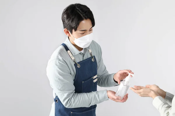 Asiático Coreano Jovem Homem Mulher Startup Conceito Sanitizing Suas Mãos — Fotografia de Stock