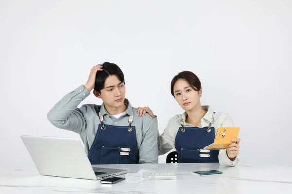 Asian Korean Young Man Woman Startup Concept Worried While Looking — Stock Photo, Image