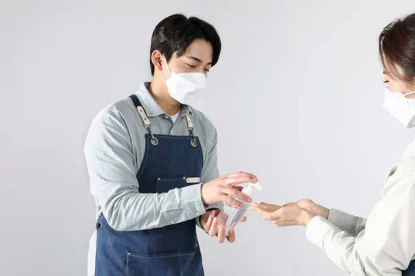 Azji Koreański Młody Mężczyzna Kobieta Startup Concept Sanitizing Ich Ręce — Zdjęcie stockowe
