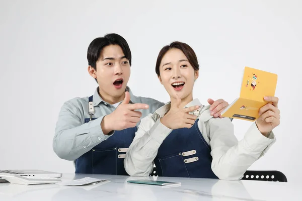 Asiático Coreano Jovem Homem Mulher Startup Concept Rejoicing Enquanto Olha — Fotografia de Stock