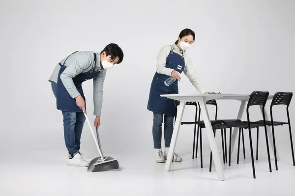 Asiatiska Koreanska Ung Man Och Kvinna Start Koncept Cleaning — Stockfoto