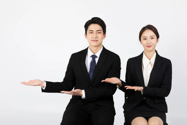 身穿英明西装的亚裔韩国青年男女创业理念指引着你 — 图库照片