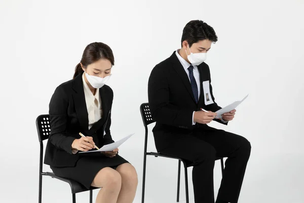 亚洲韩国男女青年创业概念 身穿精明的西装 为面试做准备 — 图库照片