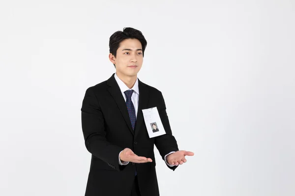 アジア系韓国人の若い男性と女性のスタートアップのコンセプトは スマートビジネススーツを身に着けている若い男 — ストック写真