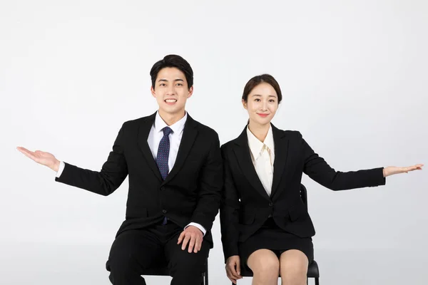 アジアの韓国の若者と女性のスタートアップのコンセプトは スマートビジネススーツガイドを身に着けている — ストック写真