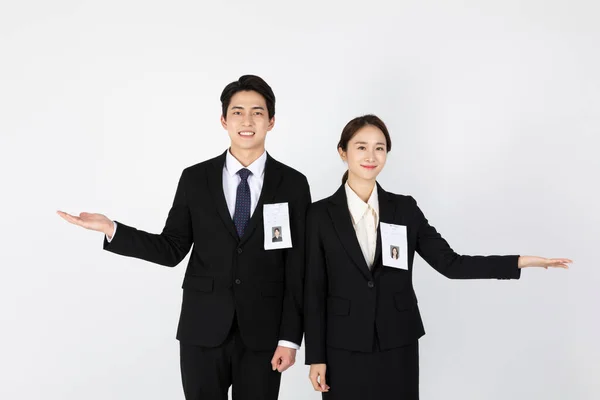 アジア韓国の若い世代の女性と男性の仕事のインタビューのコンセプト指導方向 — ストック写真