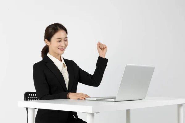 亚洲韩国青年一代男女求职面试概念申请用笔记本电脑进行在线面试 — 图库照片