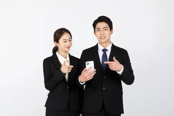 亚洲韩国年轻一代男女求职面试概念手持智能手机时的手势 — 图库照片