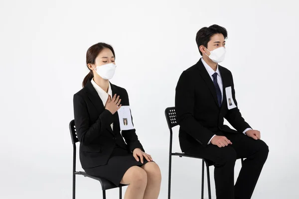 Asyalı Genç Nesil Kadın Erkek Görüşmesi Kavramı Maske Takıyor Röportaj — Stok fotoğraf