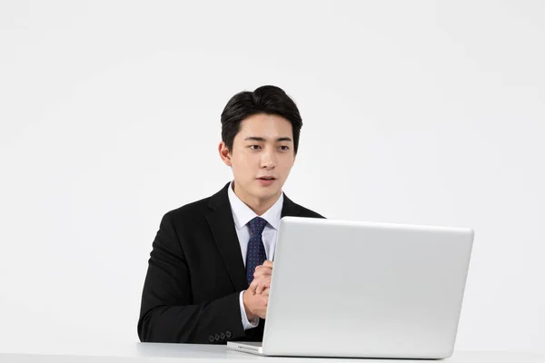 아시아인젊은 노트북으로 온라인 인터뷰 — 스톡 사진