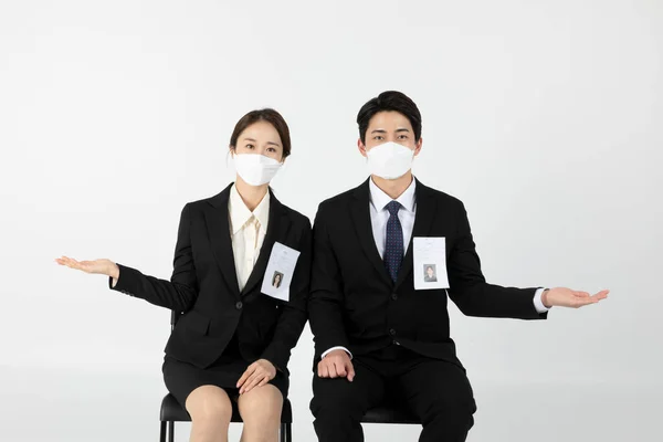 亚洲韩国青年一代男女求职面试概念戴面具给予指导 — 图库照片