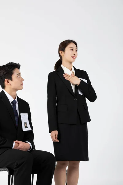 亚洲韩国青年一代男女求职面试概念介绍 — 图库照片