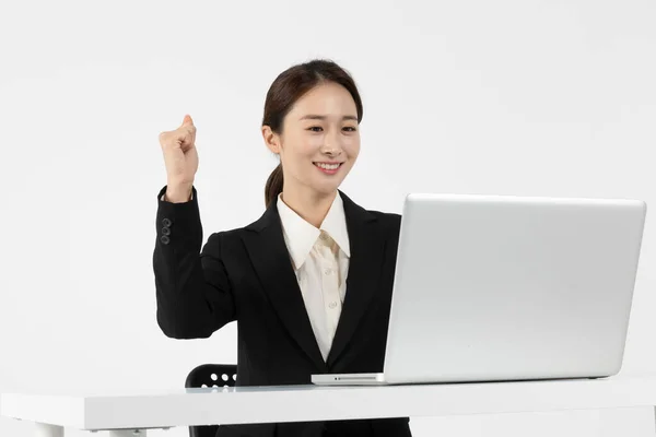 亚洲韩国年轻一代男女求职面试理念 用笔记本电脑申请在线面试 — 图库照片
