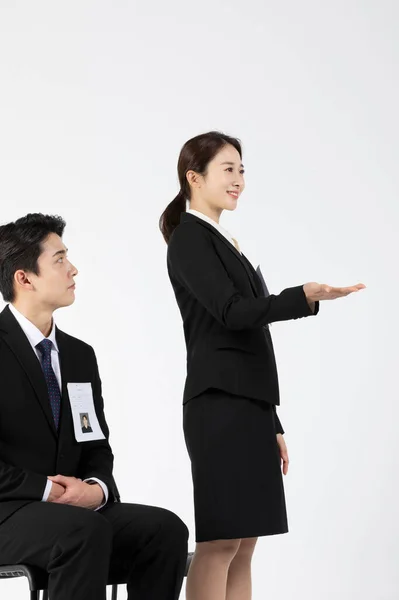 Azjatyckie Młode Pokolenia Koreańskie Kobieta Mężczyzna Rozmowa Kwalifikacyjna Concept Presentation — Zdjęcie stockowe