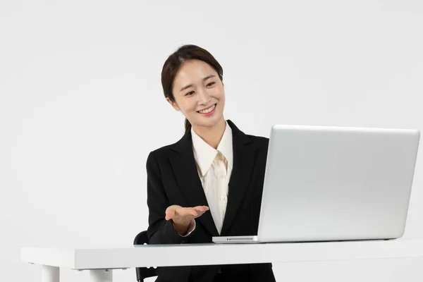 亚洲韩国年轻一代男女求职面试理念 用笔记本电脑申请在线面试 — 图库照片